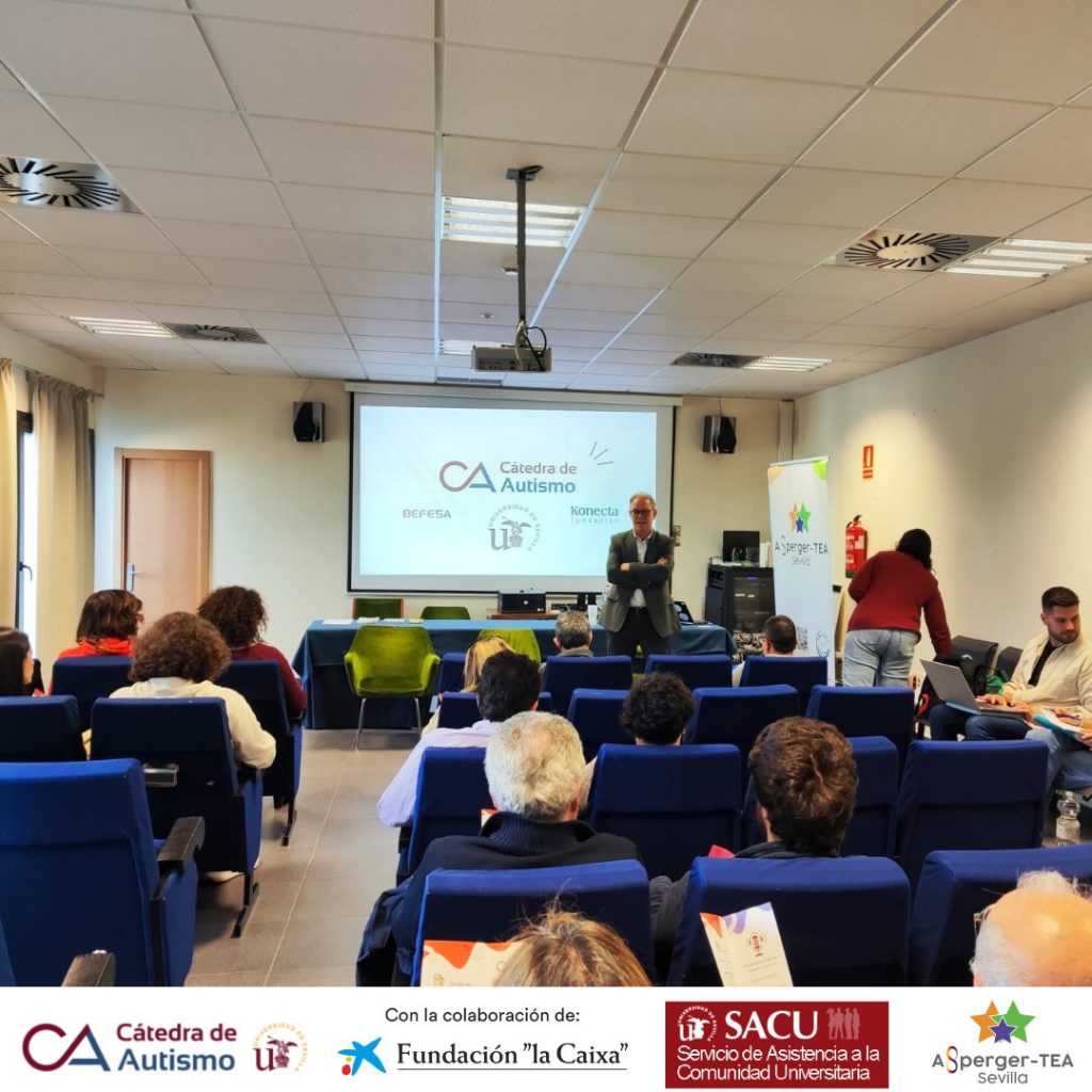 Fotografía del público asistente en la charla informativa de la Cátedra de Autismo en Asperger-TEA Sevilla