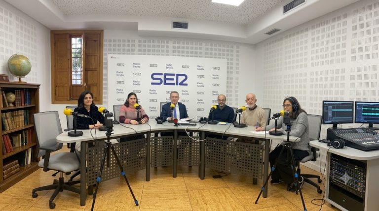 Cinco personas representantes de algunos de los programas de RadiUS junto a Salomón Hachuel, en el centro, en los estudios de Cadenar Ser Sevilla