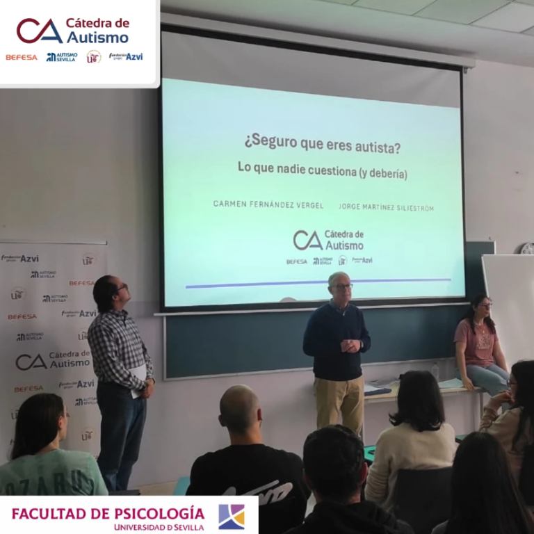 Aula de la facultad de psicología. En la imagen aparece David Saldaña en el centro, Carmen a la derecha y Jorge a la izquierda