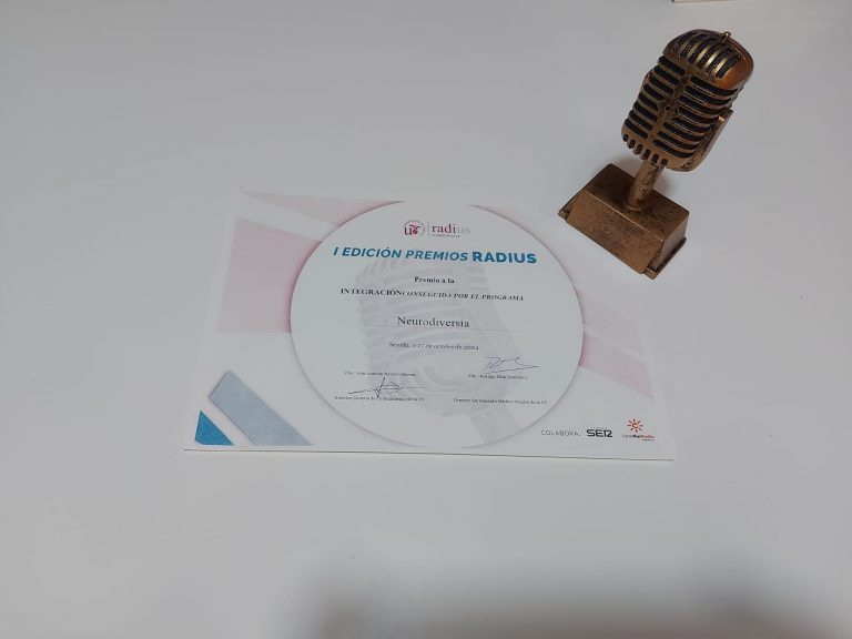 Premio RadiUS a la inclusión. Diploma acreditativo y trofeo pequeño en forma de micrófono