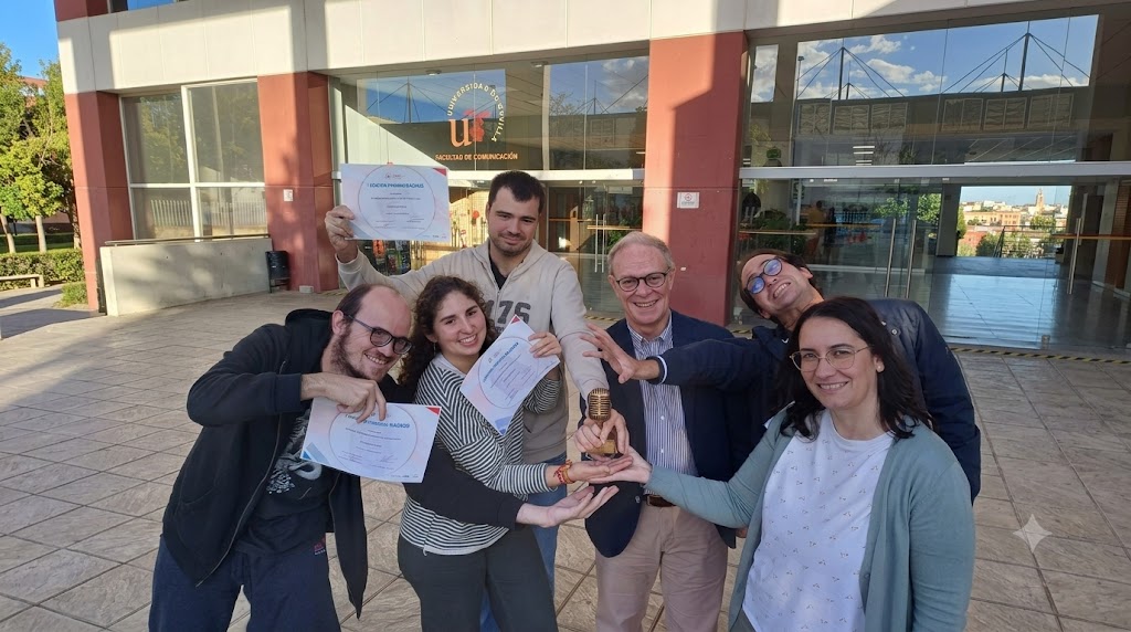 Componentes de Neurodiversia con el premio en la mano (es un micrófono)