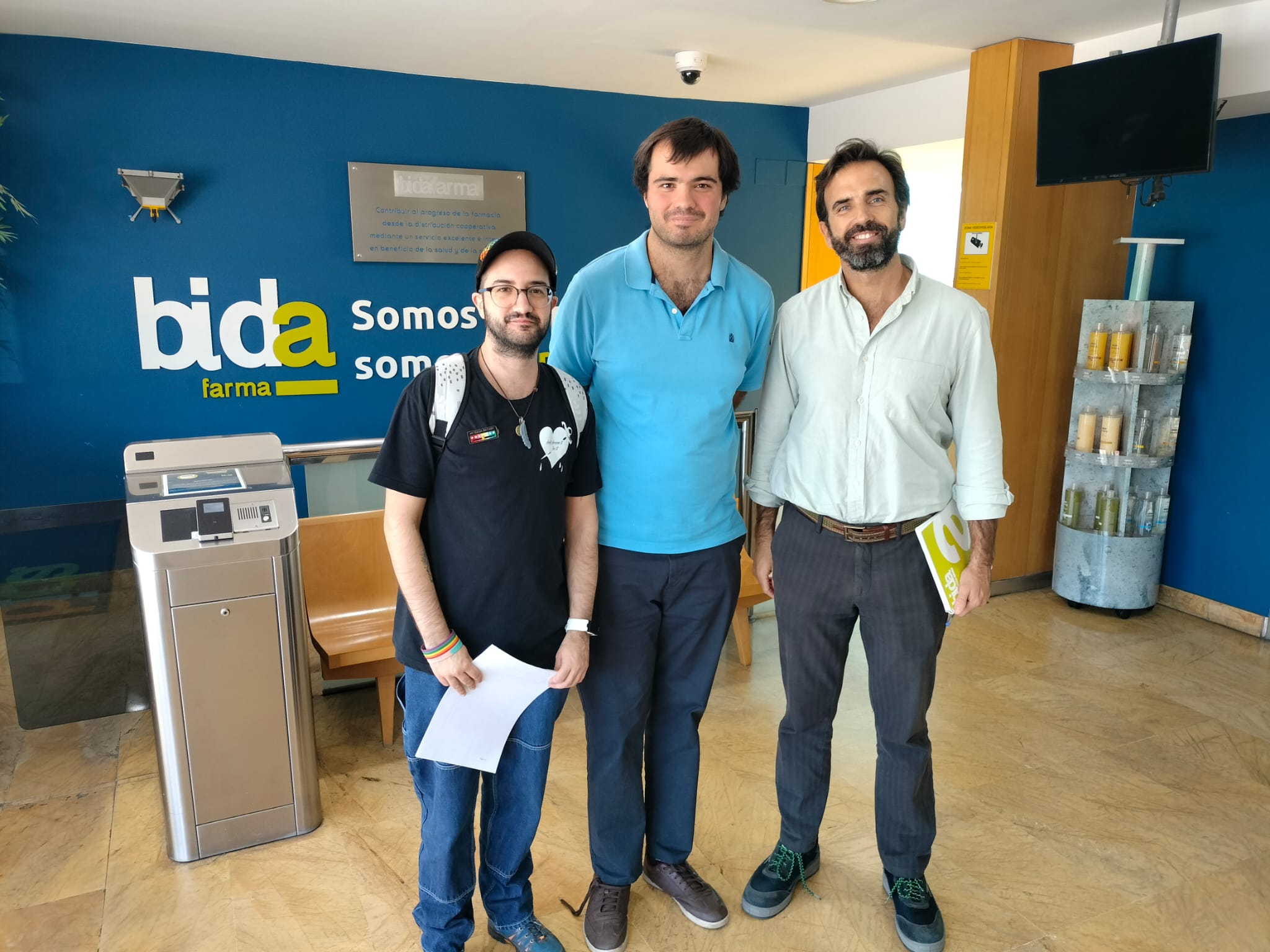 Equipo de validadores Es+Facil junto a responsable de Bidafarma