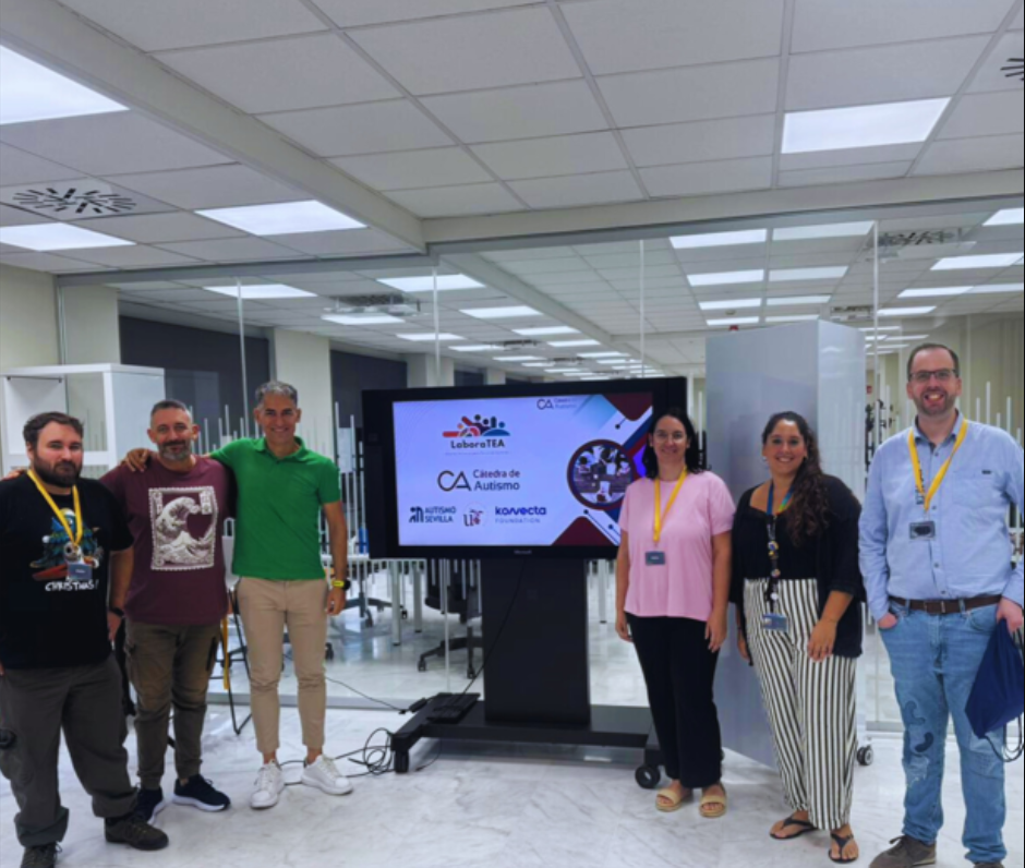 En la sala de NTTDATA junto al equipo de Autismo Sevilla, Cátedra de Autismo y representantes de la empresa