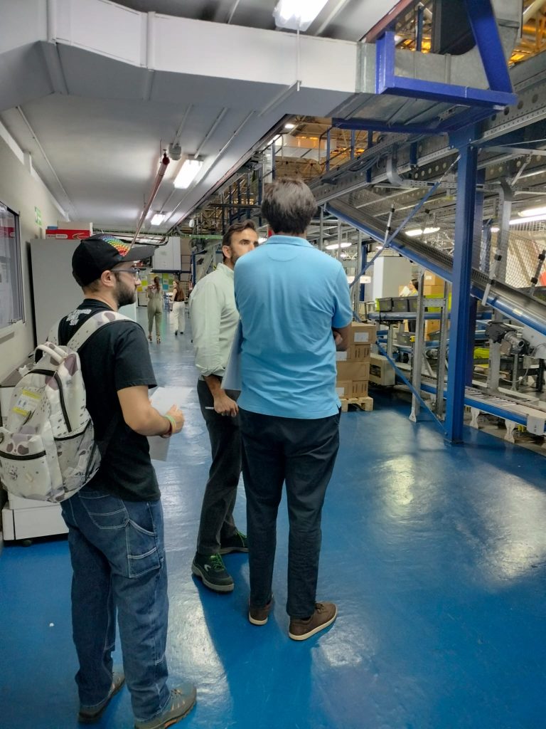 Equipo de validadores Es+Facil junto a responsable de Bidafarma realizando estudio de accesibilidad en la empresa