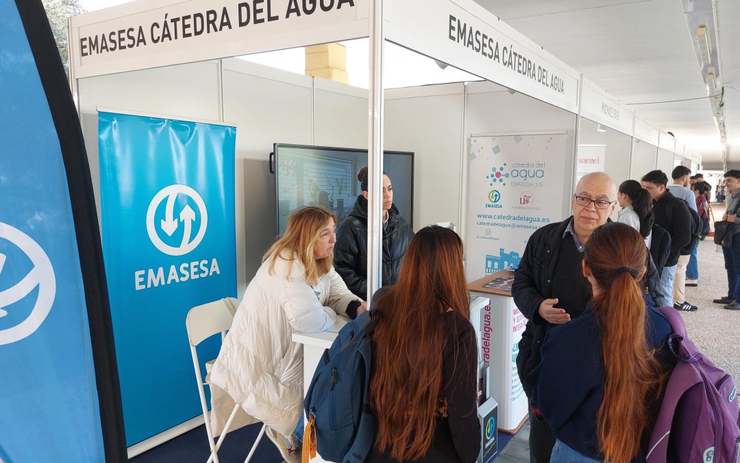 EMASESA difunde su oferta formativa en ferias de empleo organizadas por la US y la UPO