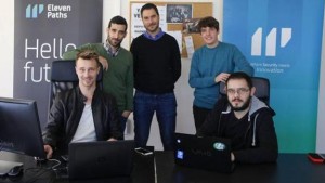 El equipo de innovación de Eleven Paths (Telefónica) de la sede de Málaga, liderado por Sergio de los Santos (sentado a la derecha)